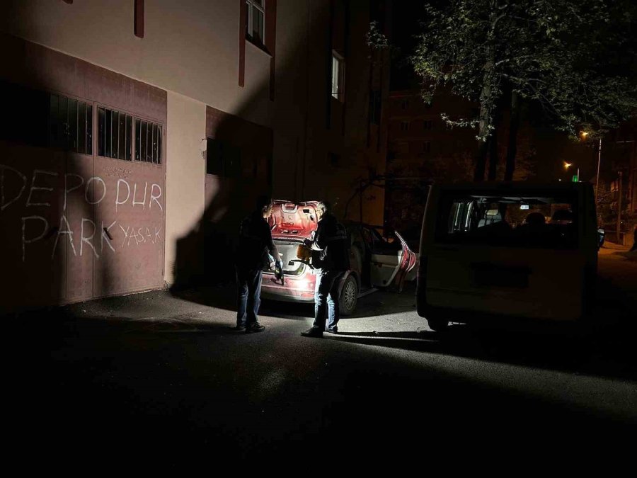 Park Halindeki Otomobilde Patlama: 3 Yaralı