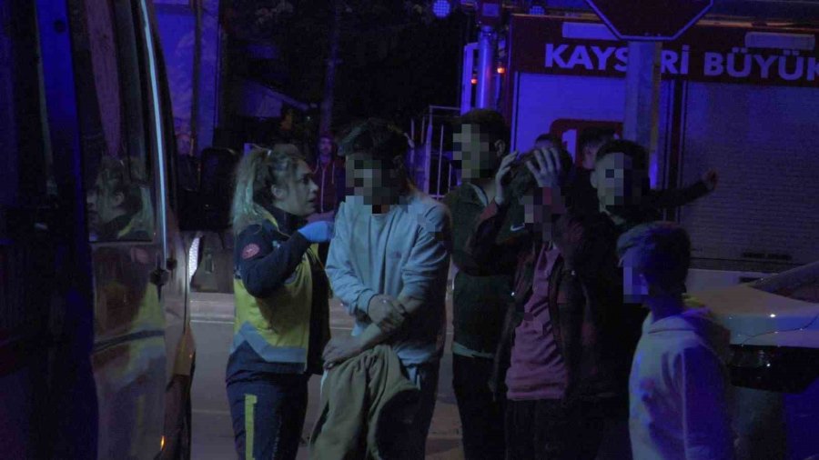 Park Halindeki Otomobilde Patlama: 3 Yaralı