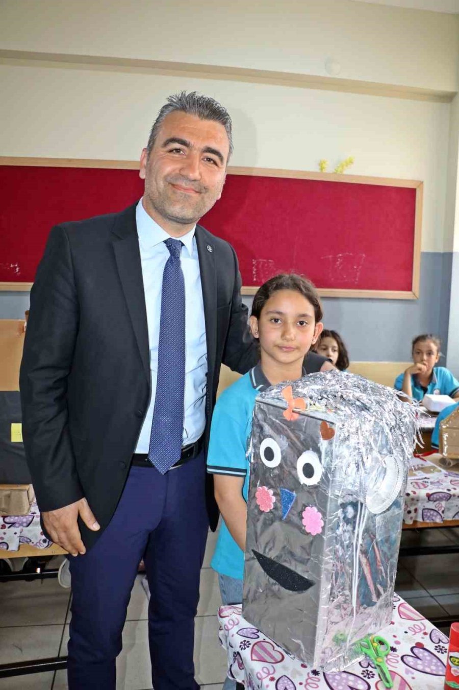 Depremde 4 Meslektaşını Kaybeden Öğretmen, Öğrencilerine Deprem Bilincini Aşılamak İçin Proje Başlattı