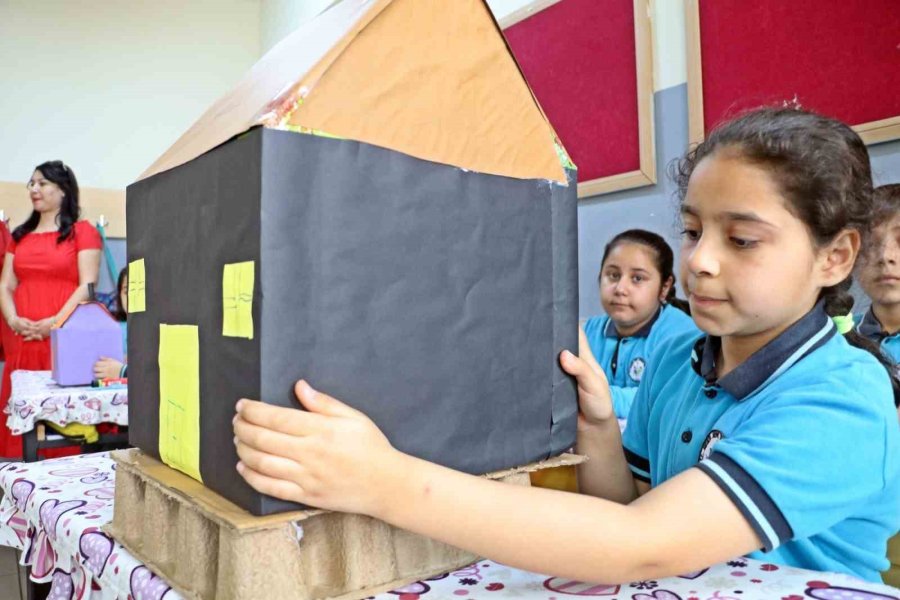 Depremde 4 Meslektaşını Kaybeden Öğretmen, Öğrencilerine Deprem Bilincini Aşılamak İçin Proje Başlattı