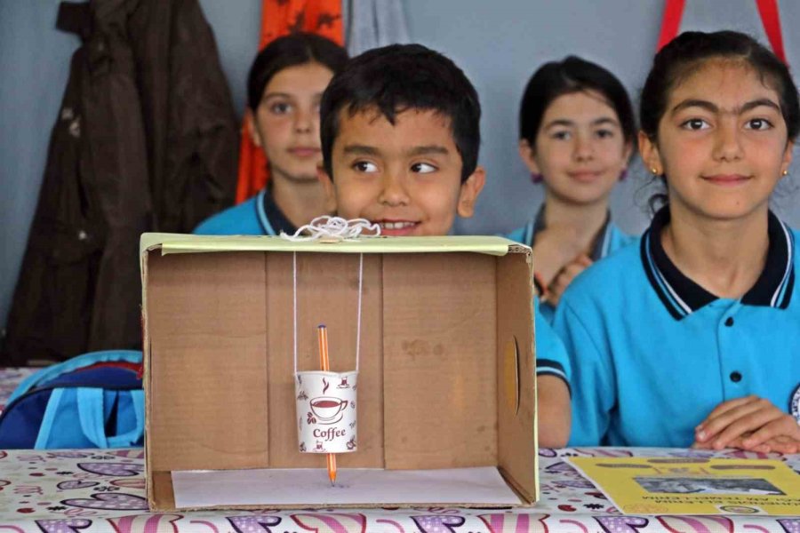 Depremde 4 Meslektaşını Kaybeden Öğretmen, Öğrencilerine Deprem Bilincini Aşılamak İçin Proje Başlattı