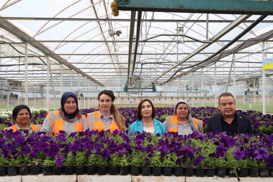 Selvi Kılıçdaroğlu Büyükşehir’in Bitki Üretim Tesisini Gezdi