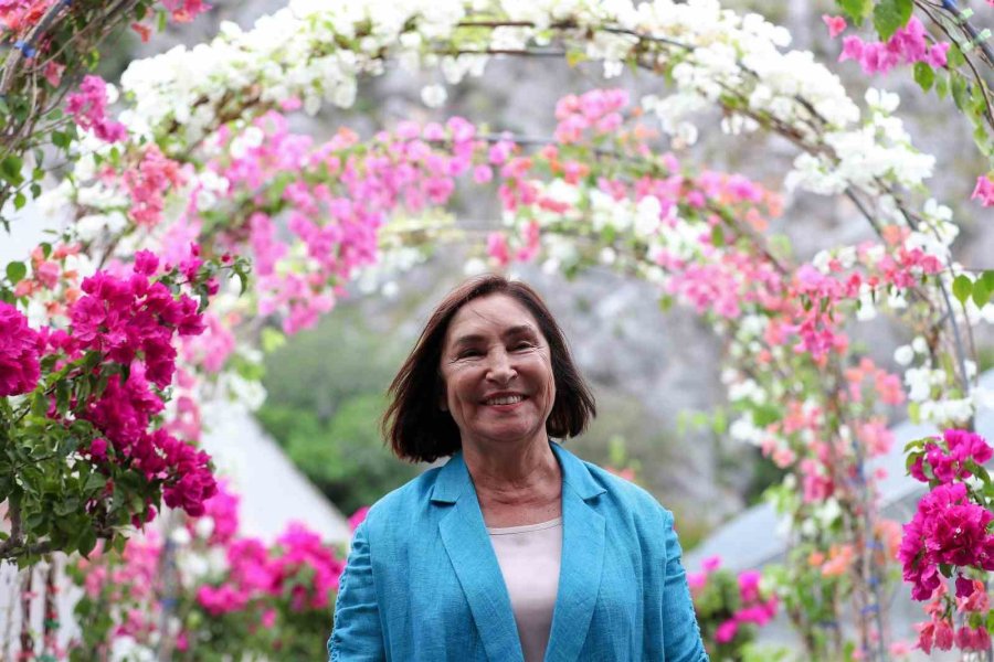 Selvi Kılıçdaroğlu Büyükşehir’in Bitki Üretim Tesisini Gezdi