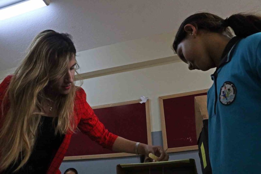 Depremde 4 Meslektaşını Kaybeden Öğretmen, Öğrencilerine Deprem Bilincini Aşılamak İçin Proje Başlattı