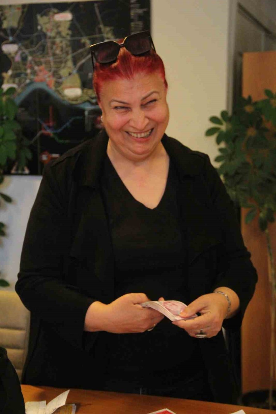 Altın Ve Paralarını Otobüste Unuttuğunu Belediyeden Gelen Telefonla Öğrendi