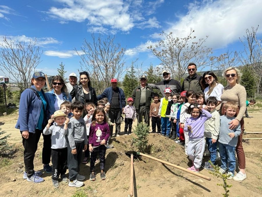 Eskişehir Eko-okullar’dan Şenlik Havasında Fidan Dikim Etkinliği