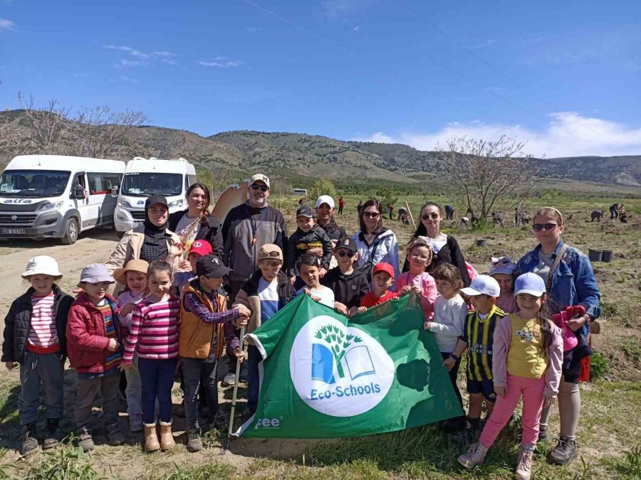 Eskişehir Eko-okullar’dan Şenlik Havasında Fidan Dikim Etkinliği