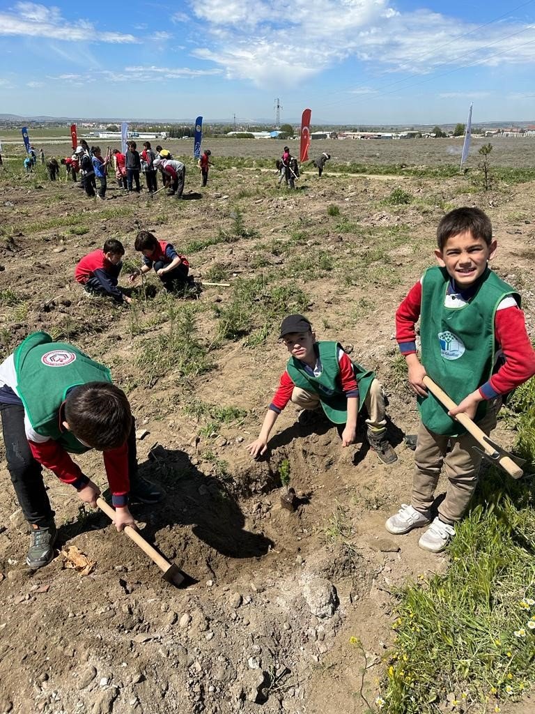 Eskişehir Eko-okullar’dan Şenlik Havasında Fidan Dikim Etkinliği