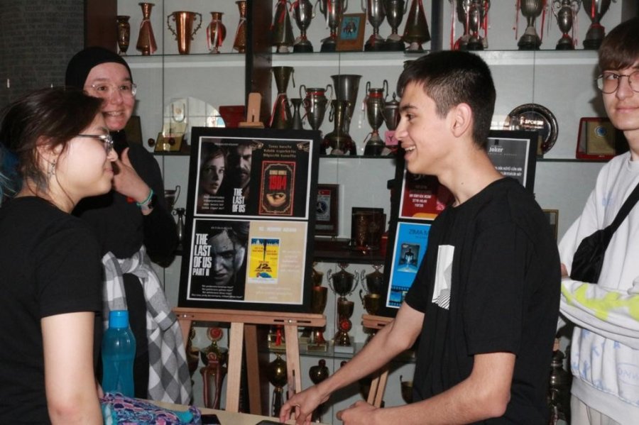 Eskişehir Atatürk Lisesi’nin Bir Koridoru Artık ‘felsefe Sokağı’