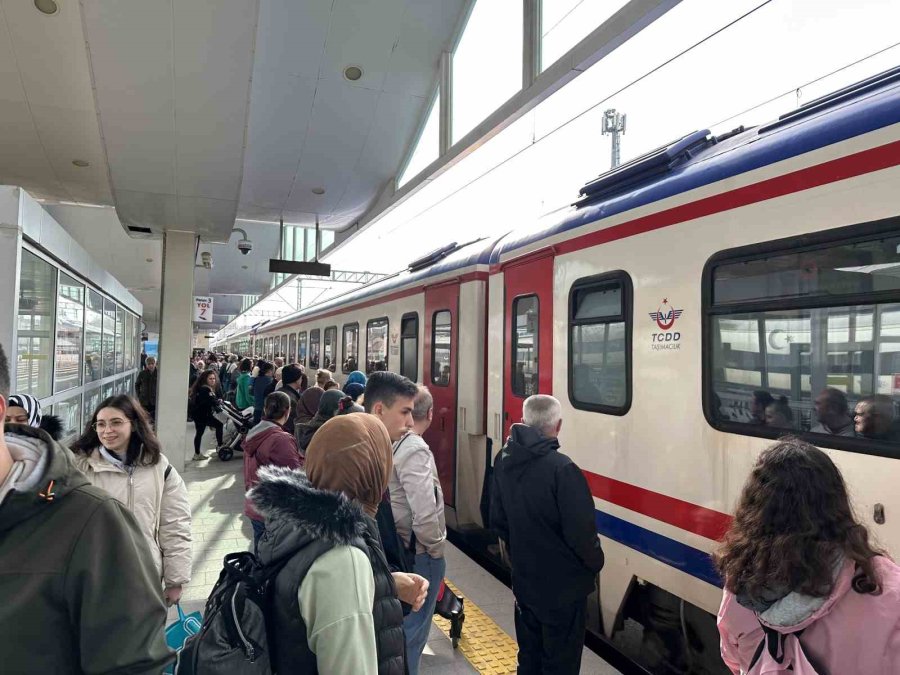 Tren Garında ‘yunus Emre’ Kalabalığı