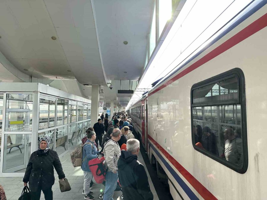 Tren Garında ‘yunus Emre’ Kalabalığı