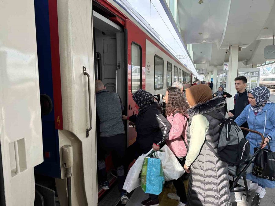 Tren Garında ‘yunus Emre’ Kalabalığı