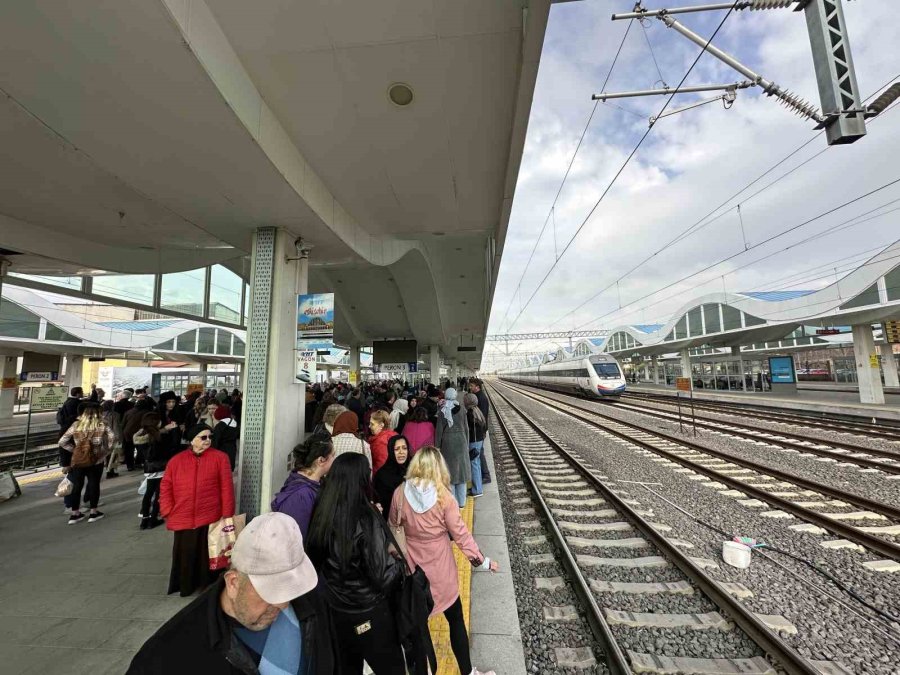 Tren Garında ‘yunus Emre’ Kalabalığı
