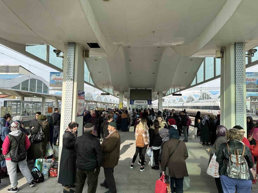 Tren Garında ‘yunus Emre’ Kalabalığı