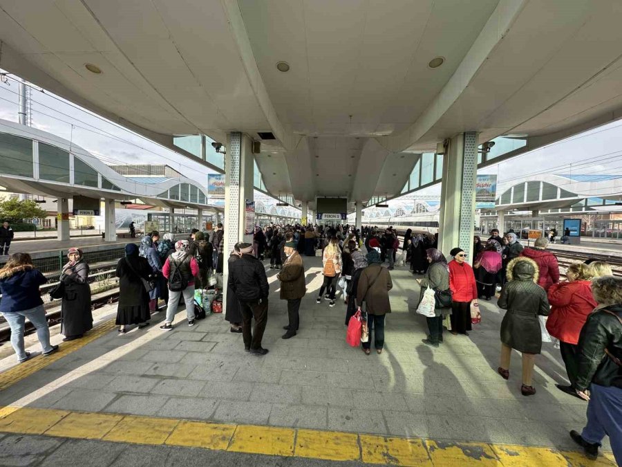 Tren Garında ‘yunus Emre’ Kalabalığı