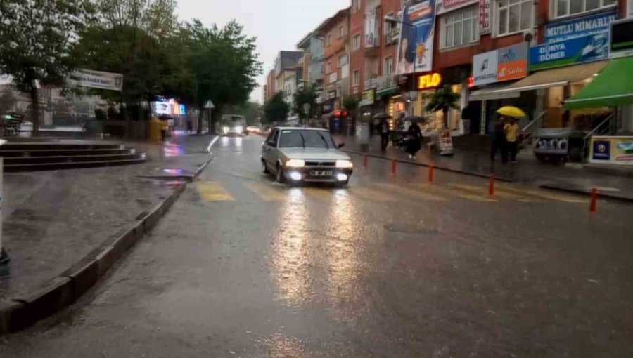 Aksaray’da Şiddetli Yağmur Etkili Oluyor