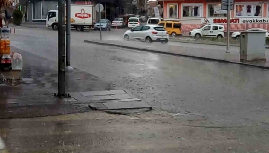 Aksaray’da Şiddetli Yağmur Etkili Oluyor