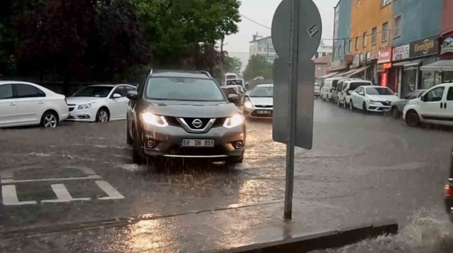 Aksaray’da Şiddetli Yağmur Etkili Oluyor