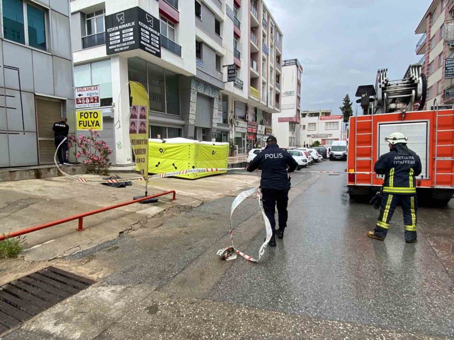 Çatıya Çıkıp Ekiplere Zor Anlar Yaşattı, İki Saat Sonunda İkna Edilebildi