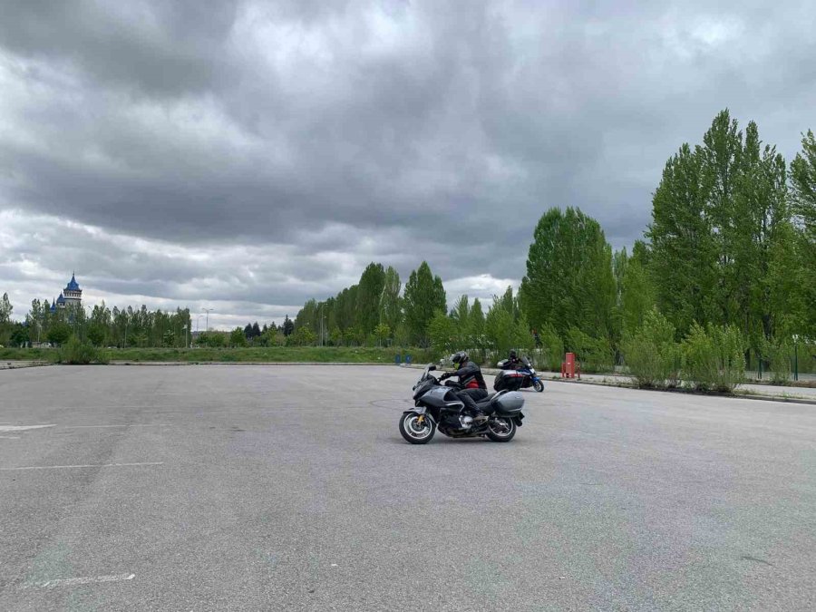 Motosiklet Derneği Kapalı Alanlarda Hâkimiyet Dersi Yaptı