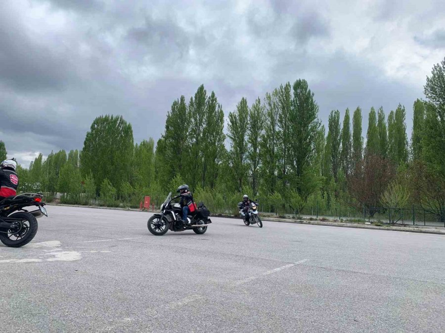 Motosiklet Derneği Kapalı Alanlarda Hâkimiyet Dersi Yaptı