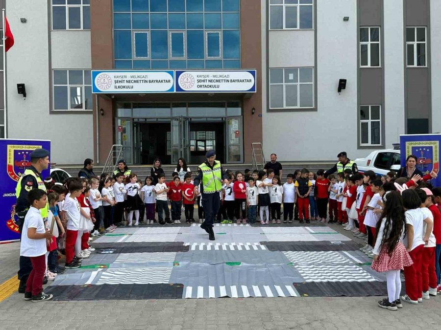 Öğrenciler Trafik Kuralları Konusunda Bilgilendirildi