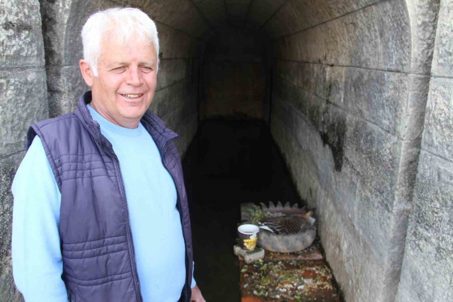 Köprü Önüne Ve Regülatör Gözleri İçinde Kuluçkaya Yatan Meke Ve Kazlar İlgi Odağı Oldu