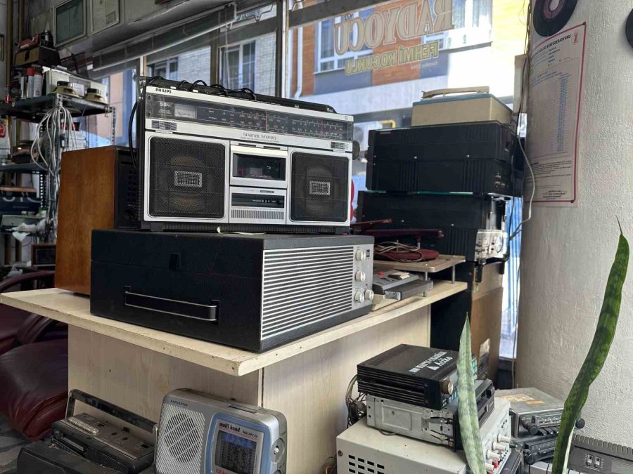 Vatandaşlar Antika Radyo Tamiri Yerine Sıfır Radyoya Yöneliyor