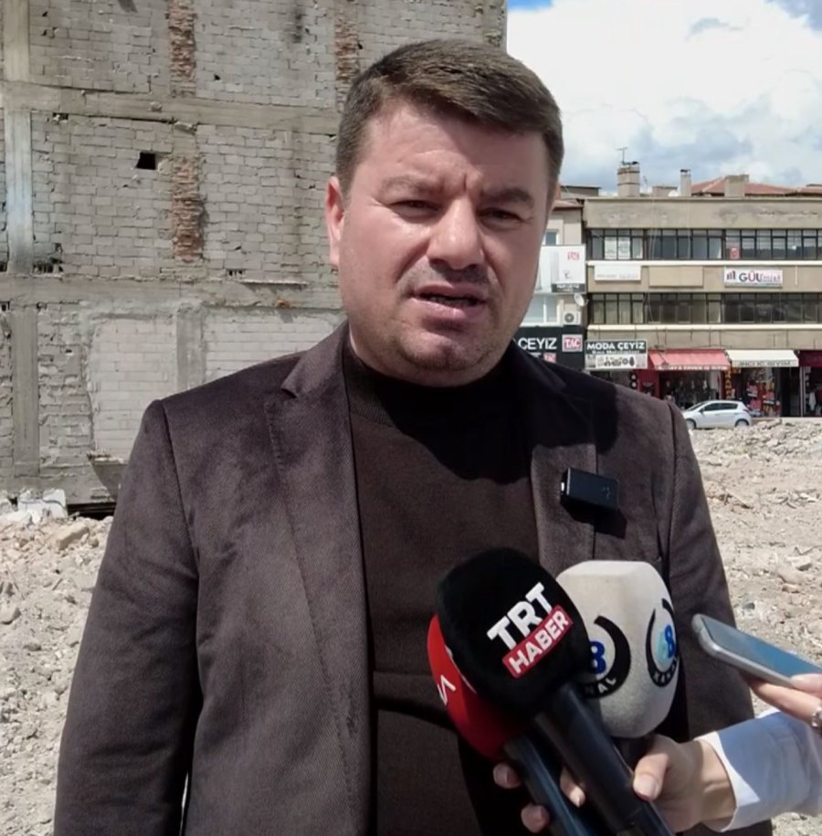 Başkan Dinçer, Kentsel Dönüşümündeki En Son Binayı Kendisi Yıktı