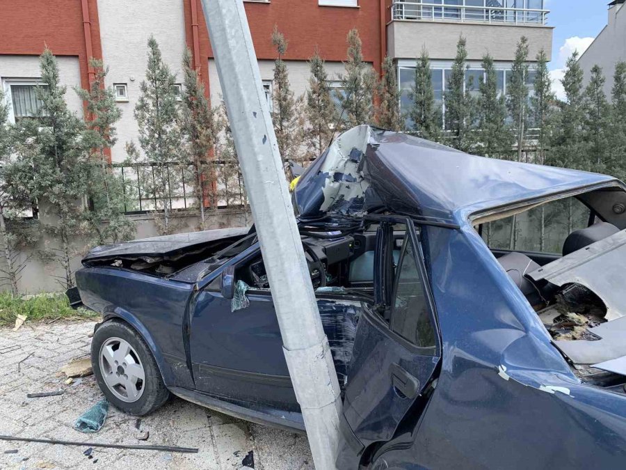 Eskişehir’de Virajı Alamayan Otomobil Ağaca Ve Direğe Çarparak Durabildi