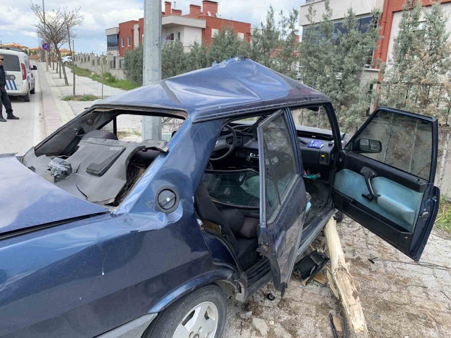 Eskişehir’de Virajı Alamayan Otomobil Ağaca Ve Direğe Çarparak Durabildi