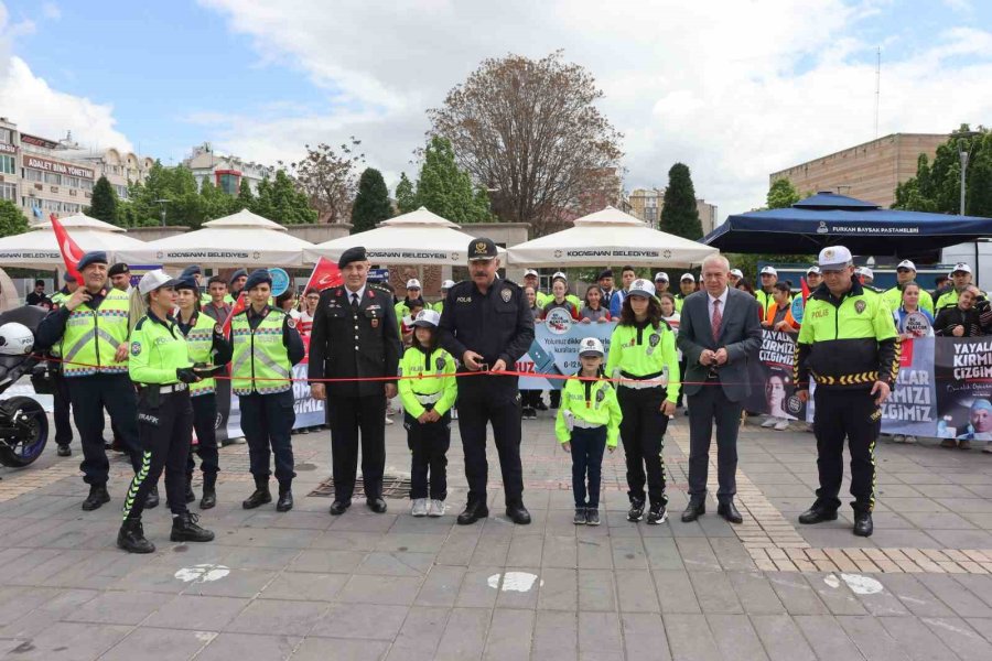 Kurşunlanan Levhalar Sergilendi, Trafik Güvenliğine Dikkat Çekildi