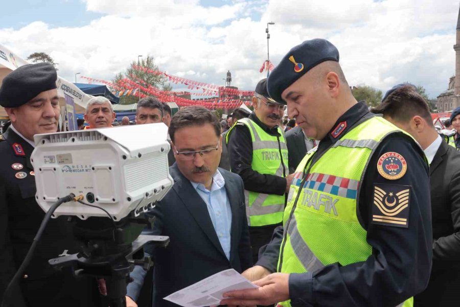 Kurşunlanan Levhalar Sergilendi, Trafik Güvenliğine Dikkat Çekildi