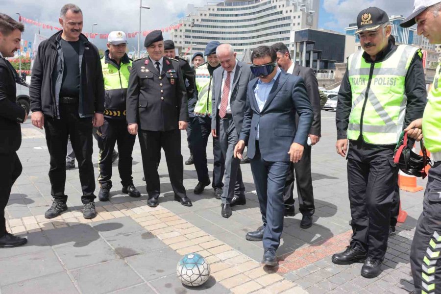 Kurşunlanan Levhalar Sergilendi, Trafik Güvenliğine Dikkat Çekildi