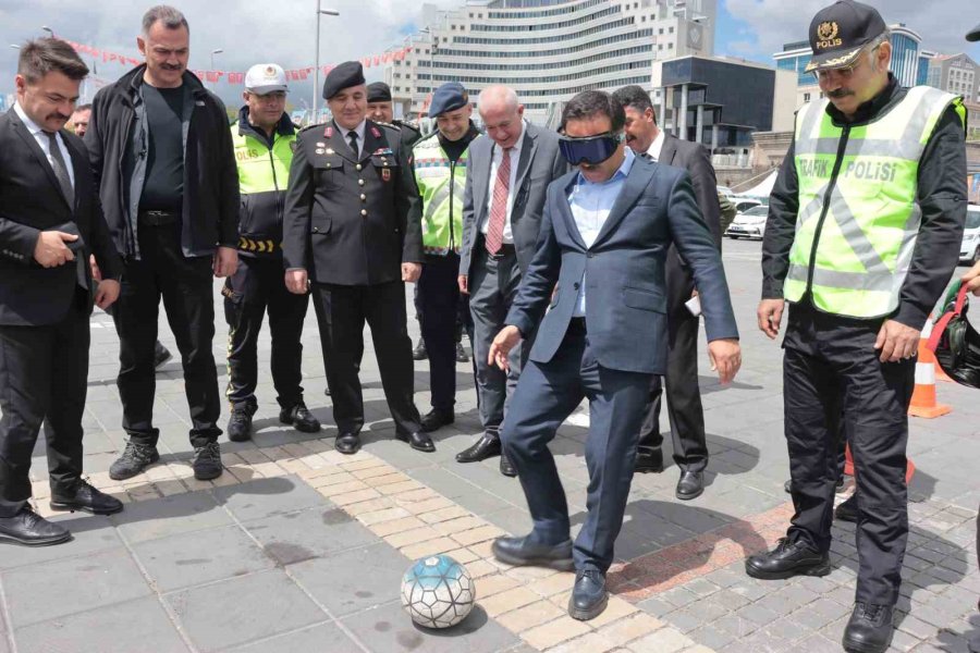 Kurşunlanan Levhalar Sergilendi, Trafik Güvenliğine Dikkat Çekildi