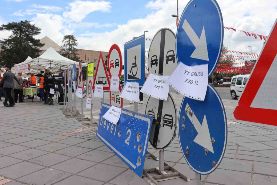 Kurşunlanan Levhalar Sergilendi, Trafik Güvenliğine Dikkat Çekildi