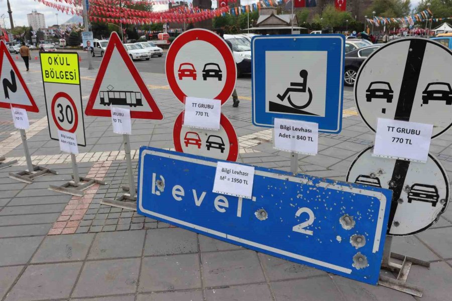 Kurşunlanan Levhalar Sergilendi, Trafik Güvenliğine Dikkat Çekildi