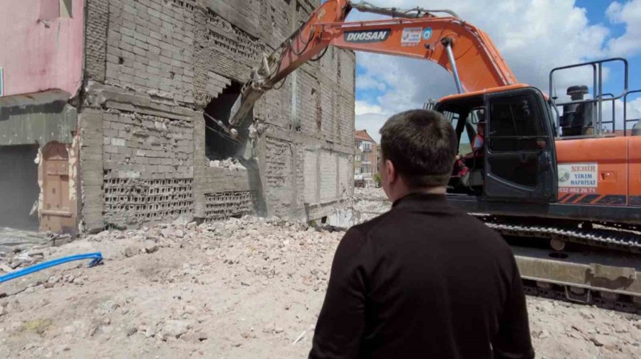 Başkan Dinçer, Kentsel Dönüşümündeki En Son Binayı Kendisi Yıktı