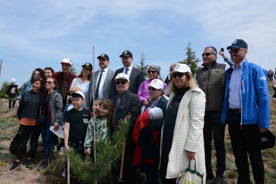3 Kuşaktan Öğrenciler Birlikte Bin Fidan Dikti
