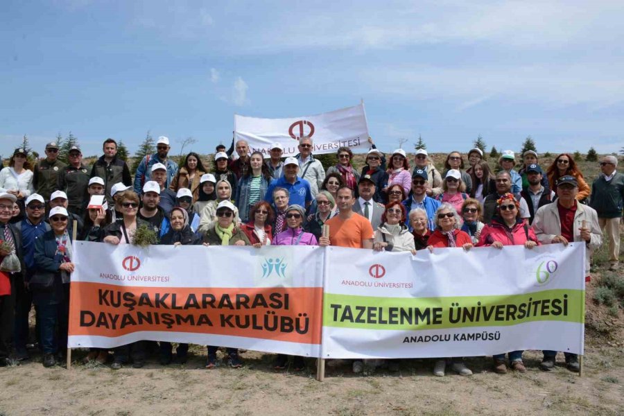 3 Kuşaktan Öğrenciler Birlikte Bin Fidan Dikti