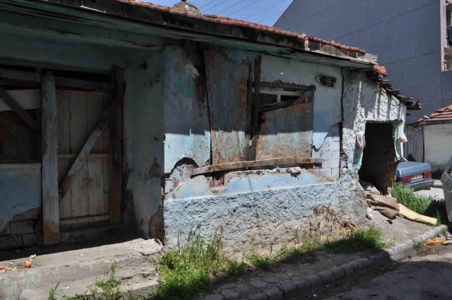 Metruk Binaya Dadanan Tinerciler Vatandaşı İllallah Ettirdi