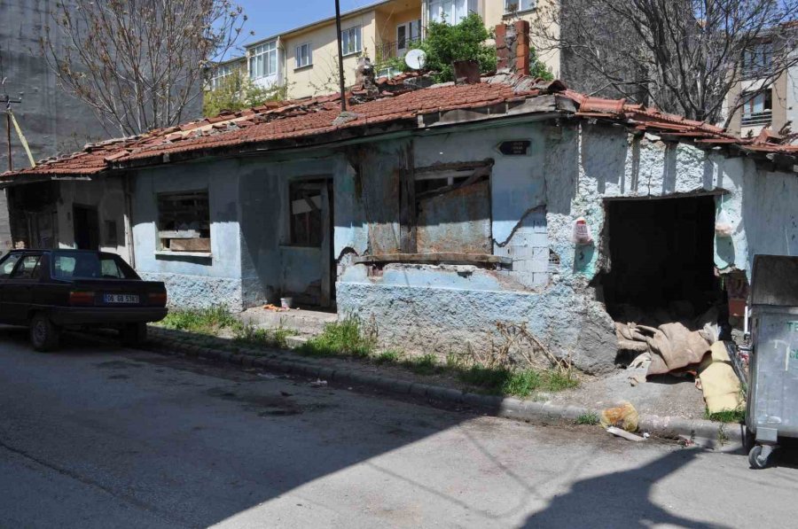 Metruk Binaya Dadanan Tinerciler Vatandaşı İllallah Ettirdi