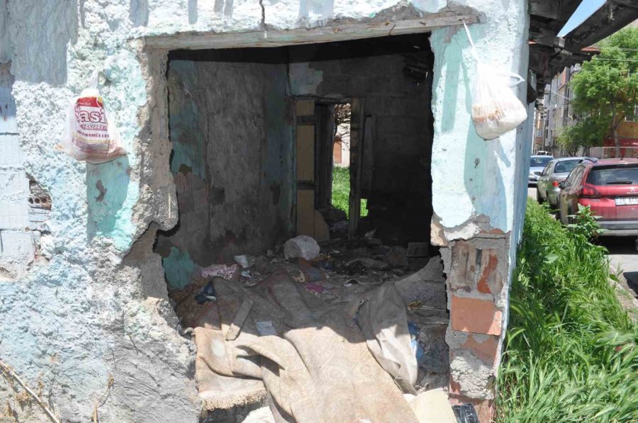 Metruk Binaya Dadanan Tinerciler Vatandaşı İllallah Ettirdi