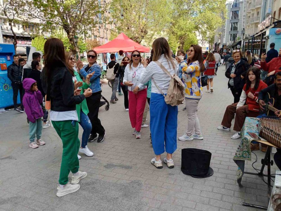 Sokak Müzisyenleri Çaldı, Onlar Oynadı