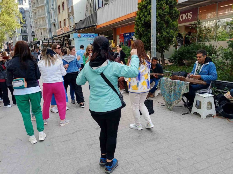 Sokak Müzisyenleri Çaldı, Onlar Oynadı