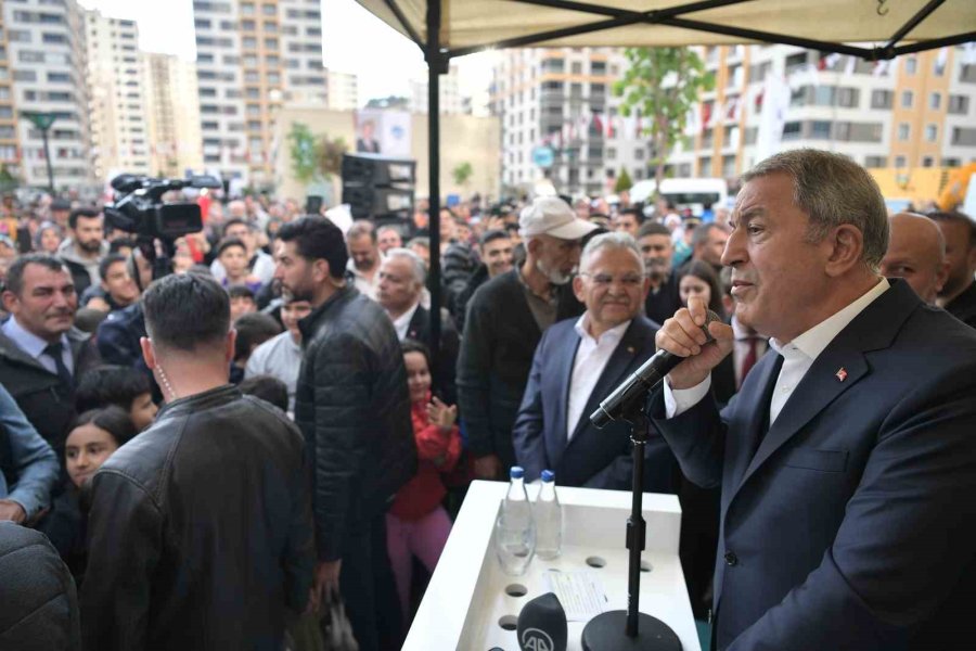 Bakan Akar’a Vatandaşlardan Yoğun İlgi