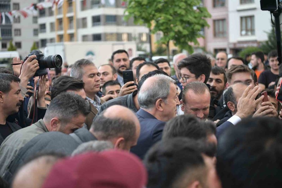 Bakan Akar’a Vatandaşlardan Yoğun İlgi