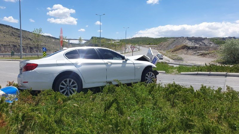 Kaza Yapan Otomobil Refüje Uçtu: 3 Yaralı