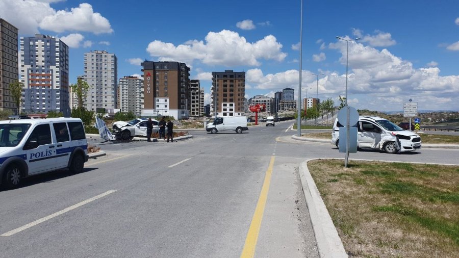 Kaza Yapan Otomobil Refüje Uçtu: 3 Yaralı