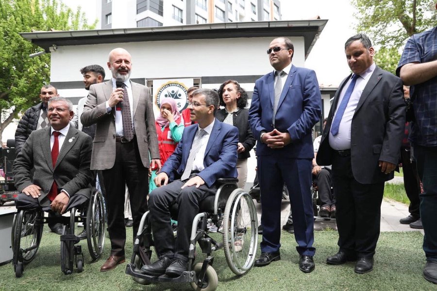 Başkan Çolakbayrakdar, Engelliler Haftasında Gönüllere Dokundu